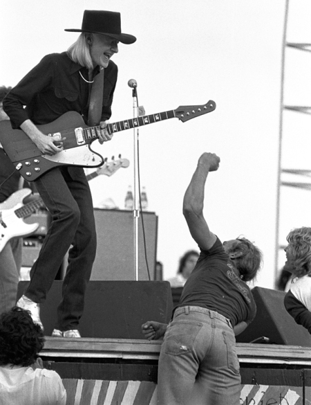 Johnny_Winter_at_Woodstock_Reunion_1979